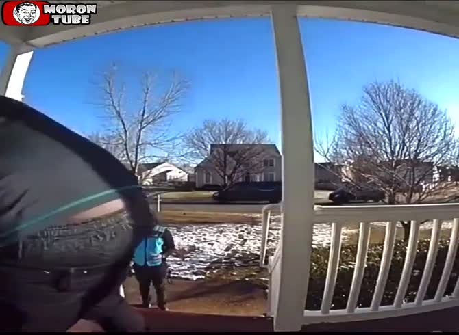 Video :This Amazon delivery man should reconsider his attire